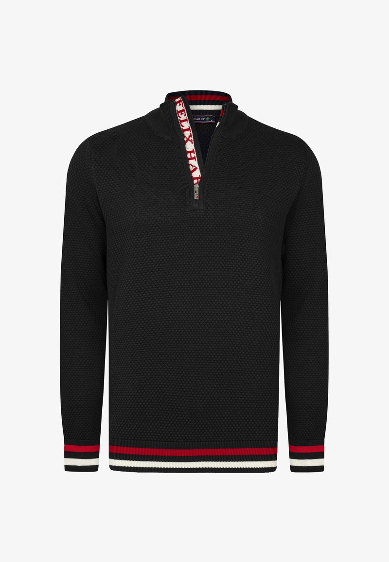 Schwarzer strukturierter Pullover mit einem halben Reißverschlusskragen, der mit einem gemusterten rot-weiß-blauen Streifenbesatz entlang des Kragens und der Ärmel versehen ist.