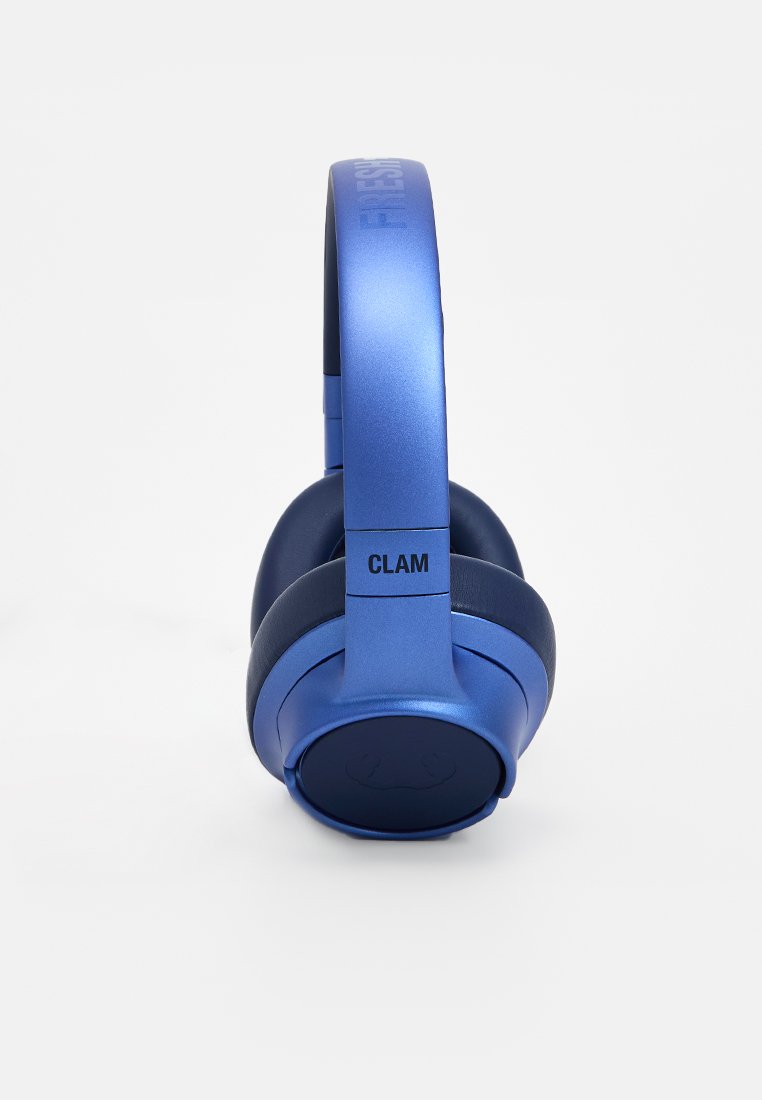 Blaue kabellose Kopfhörer mit einer glatten Metallic-Oberfläche, gepolsterten Ohrmuscheln und einem breiten Kopfband, auf dem der Text "CLAM" eingeprägt ist.