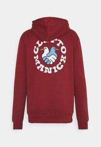 Bordeauxroter Kapuzenpullover mit einer Grafik von zwei Tauben, die Händchen halten, umgeben von weißem Text. Aus Baumwollmaterial, im Pullover-Stil, mit Kapuze.