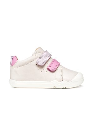 Weißer Kleinkind-Sneaker mit zwei rosa Klettverschlüssen, rosa Fersenschlaufe und weißer Gummisohle.
