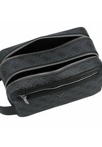 Sort mønstret nylon taske med flere lynlåslommer og en glat læderbund, prydet med sølvhardware og et logo-accent.