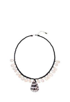 Collier tressé noir avec des accents en coquillage blanc et un pendentif en coquillage à motif noir et blanc en forme de goutte. Fermoir en métal réglable.