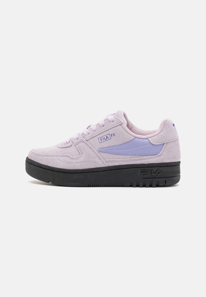 Sneakers de camurça roxa com sola de borracha preta, biqueira redonda e detalhes do logotipo em roxo. Apresenta atacadores e um design baixo.