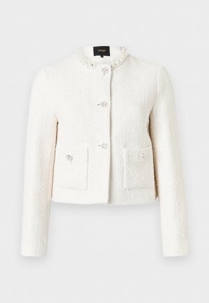 Veste courte blanche texturée avec col orné de perles, boutons décoratifs en cristal et poches plaquées à l'avant.