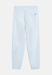 Helle blaue Jogginghose aus weichem Stoff, mit elastischem Bund, Bündchen an den Knöcheln und einer Gesäßtasche mit Logodetail.