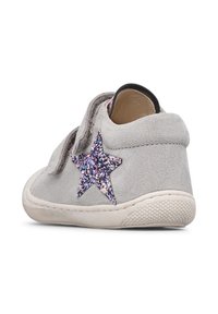 Scarpa in suede grigio con superficie testurizzata, caratterizzata da un accento a forma di stella in glitter viola e una suola in gomma beige. Chiusura con strap in velcro.