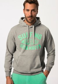 Felpa grigia con la scritta "SURFING" in stampa verde menta, cappuccio con cordoncino, tasca frontale e polsini a costine. Abbinata a pantaloni corti verde menta.