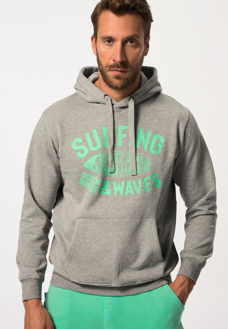 Felpa grigia con la scritta "SURFING" in stampa verde menta, cappuccio con cordoncino, tasca frontale e polsini a costine. Abbinata a pantaloni corti verde menta.