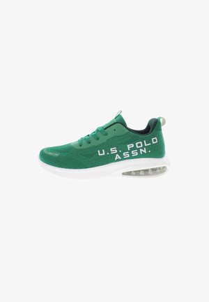 Scarpa sportiva verde realizzata in mesh traspirante con suola bianca, caratterizzata dal logo "U.S. POLO ASSN." e da un elemento di ammortizzazione d'aria trasparente.
