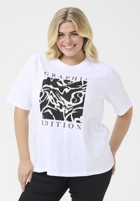 Biely grafický tričko s čiernym a bielym abstraktným dizajnom a textom "GRAPHIC EDITION." Krátke rukávy a voľný strih.