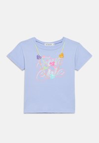 Ανοιχτό μπλε βαμβακερό t-shirt με πολύχρωμο λαμπερό κείμενο και καρδιές ως διακοσμητικά στοιχεία. Κοντά μανίκια και στρογγυλή λαιμόκοψη.