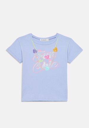 Jasnoniebieska bawełniana koszulka z wielokolorowym, brokatowym napisem i akcentami w kształcie serc. Krótkie rękawy i okrągły dekolt.