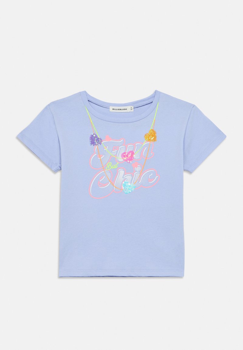 Ανοιχτό μπλε βαμβακερό t-shirt με πολύχρωμο λαμπερό κείμενο και καρδιές ως διακοσμητικά στοιχεία. Κοντά μανίκια και στρογγυλή λαιμόκοψη.