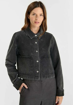 Veste en denim coupe droite de couleur gris foncé avec fermeture à boutons, deux poches avant et broderie logo discrète. Tissu texturé, coupe décontractée.