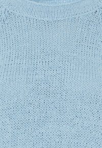 Helles blaues gestricktes Sweatshirt mit einem strukturierten Design. Hat einen Rundhalsausschnitt und einen locker gewebten Stoff, der ihm ein weiches Aussehen verleiht.