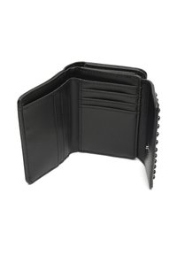 Crni novčanik od kože s više mjesta za kartice, glatke teksture i dekorativnim zakovicama na desnoj strani. Prikazan otvoren.