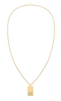 Collana in oro con ciondolo rettangolare caratterizzato da una superficie liscia e linee incise parallele nella parte inferiore.