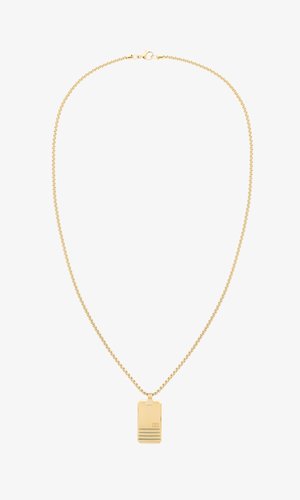 Collier en or avec un pendentif rectangulaire à la surface lisse et des lignes gravées parallèles au bas.