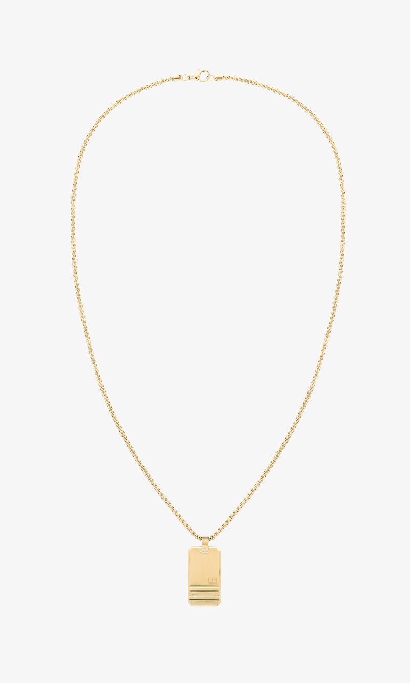 Guldkæde med en rektangulær vedhæng med en glat overflade og parallelle ridsede linjer i bunden.