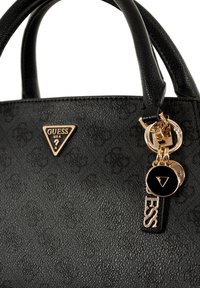 Borsa a tracolla sintetica nera con finitura texture, hardware dorato, placca a logo triangolare e dettagli pendenti.