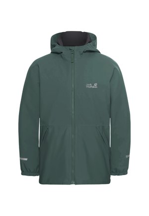 Twee kinderen met groene Jack Wolfskin hoodies staan en lachen tegen een effen achtergrond.