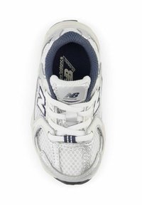 Vitt löparskor med mesh-överdel, vadderad krage och marinblå detaljer. Har snörning och texturerad sula för grepp.