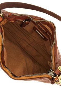 Interno di una borsa a mano in pelle marrone con fodera in tessuto beige, chiusura con zip e dettagli in metallo color oro. Presenta un ampio scomparto principale.