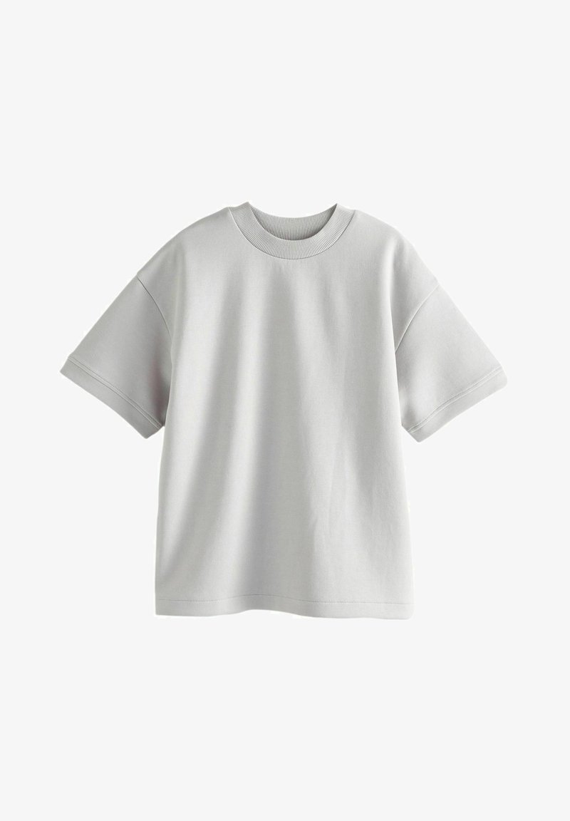 Világosszürke, oversize póló, puha pamutból készült. Kerek, bordázott dekoltárral és rövid, széles ujjal rendelkezik. Sima textúrával, minta nélkül.