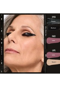 Volwassen vrouw met zilver haar draagt glanzende zwarte winged eyeliner, gematteerde mauve lippenstift en lichte natuurlijke make-up op een gladde huid.