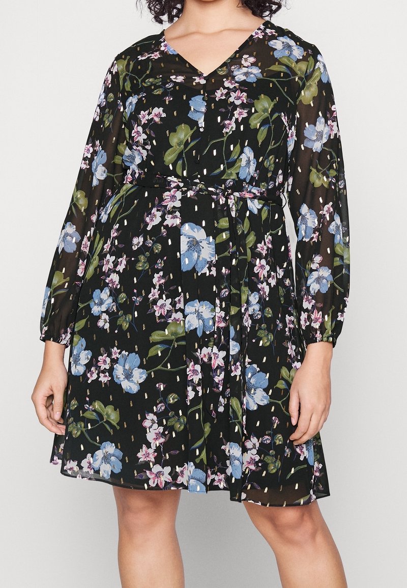 Robe noire à fleurs avec manches longues, décolleté en V et taille ceinturée. Présente des fleurs bleues et roses avec des feuilles vertes et des accents dorés.