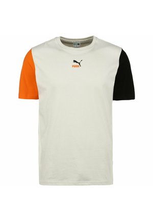 Weißes Puma T-Shirt mit schwarzem rechtem Ärmel, orangefarbenem linkem Ärmel und schwarzem Puma-Logo in der Mitte über orangem Text auf der Brust.