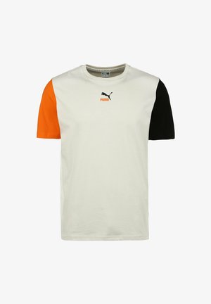Weißes Puma T-Shirt mit schwarzem rechtem Ärmel, orangefarbenem linkem Ärmel und schwarzem Puma-Logo in der Mitte über orangem Text auf der Brust.