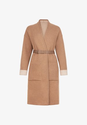 Kamelfarvet lang uldfrakke med åben forside, matchende bælte i taljen, store forlommer og opkørte lyse beige manchetter.