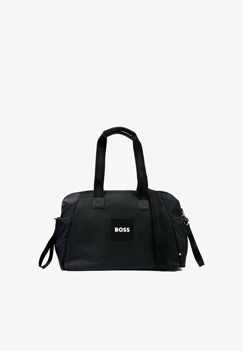 Sac de voyage BOSS noir avec deux poignées, une bandoulière amovible et des poches latérales, conçu pour les voyages ou la salle de sport.