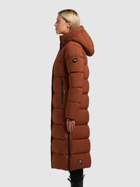 Dlouhý hnědý prošívaný kabát s kapucí, se zapínáním na přední zip a bočními kapsami. Materiál působí měkce a zatepleně.