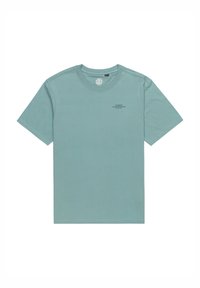 Helles, blaues T-Shirt mit kurzen Ärmeln aus Baumwolle, mit Rundhalsausschnitt und einem kleinen schwarzen Logo auf der Brust bedruckt. Einfaches Design, keine Muster.