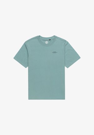 Jasnoniebieska koszulka z krótkim rękawem, wykonana z bawełny, z okrągłym dekoltem i małym czarnym logo nadrukowanym na piersi. Prosty design, bez wzorów.