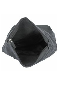 Bolsa de tela gris con una textura suave, parte superior abierta que expone un interior negro y un bolsillo con cremallera. Presenta bordes elegantes y un hardware mínimo.