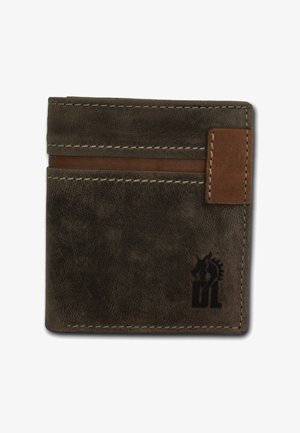 Portefeuille en cuir marron avec une finition texturée, mettant en avant un accent en cuir noir, deux emplacements pour cartes et un logo en relief sur le devant.