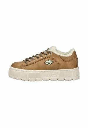 Baskets basses marron avec semelle épaisse blanche, doublure en polaire, lacets à motifs et logo "Replay" sur le côté sur fond blanc.