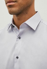 Next TEXTURED  REGULAR FIT SINGLE CUFF - Skjorter - purple