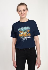 Námorně modré tričko s grafickým potiskem zobrazující nápis "San Antonio Wreckers", baseballovou tematiku a stříkance v oranžové a tyrkysové barvě.