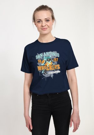Marineblå t-shirt med et grafisk print, der viser "San Antonio Wreckers," baseballmotiver og sprøjtede accenter i orange og teal.