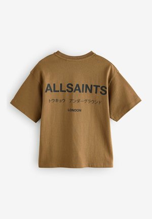 Barna bordás póló rövid ujjakkal és kerek nyakkivágással. A hátsó részen merész fekete felirat olvasható: "ALLSAINTS LONDON" további karakterekkel.