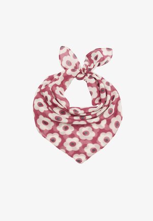 Różowo-biały szal w kwiatowy wzór, związany luźnym supełkiem, z końcami wystającymi do góry na białym tle.