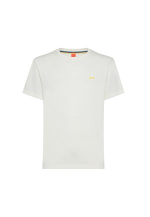 T-shirt bianca in cotone con collo rotondo, maniche corte e un piccolo logo giallo sul petto sinistro. Tessuto morbido, design minimalista.