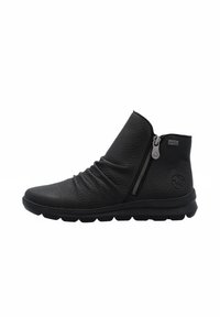 Botín negro de tobillo hecho de cuero texturizado con un diseño arrugado, cremallera lateral y suela de goma flexible para mayor comodidad y agarre.