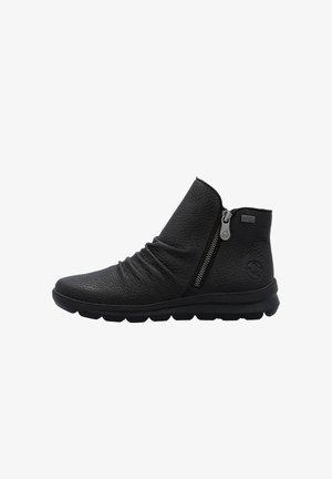 Bottines noires en cuir texturé avec un design froncé, fermeture éclair sur le côté et semelle en caoutchouc flexible pour le confort et l'adhérence.