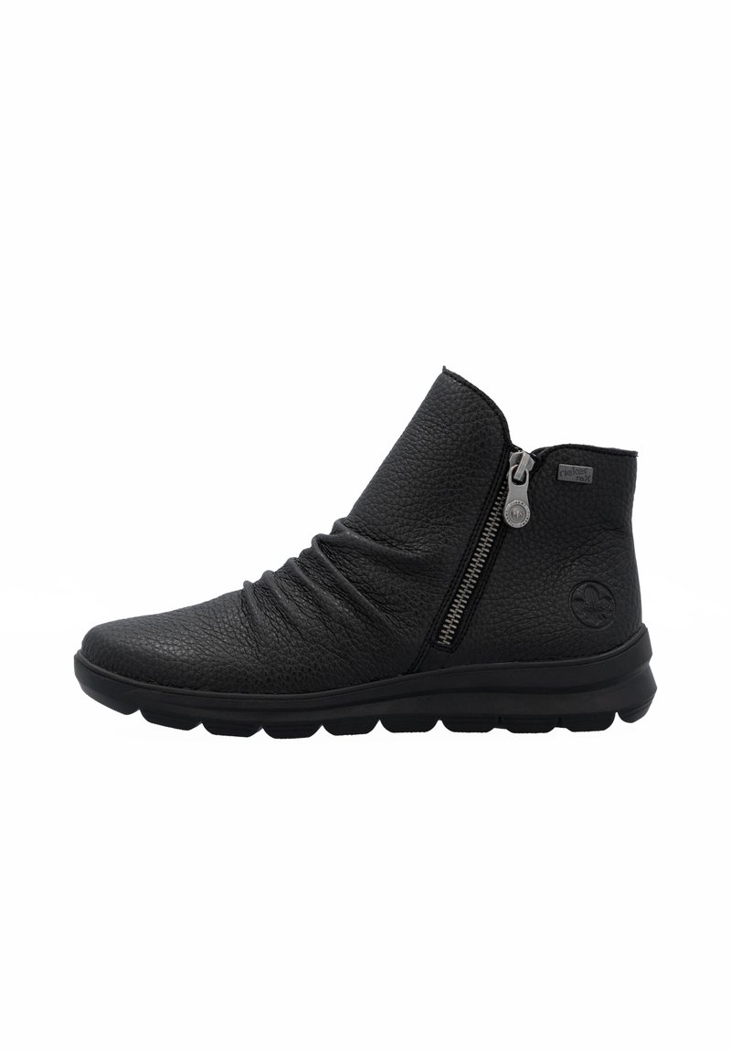 Botín negro de tobillo hecho de cuero texturizado con un diseño arrugado, cremallera lateral y suela de goma flexible para mayor comodidad y agarre.