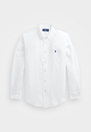 Hvid langærmet skjorte med knapper, knaplukket krave og lille blå broderet logo på venstre bryst.